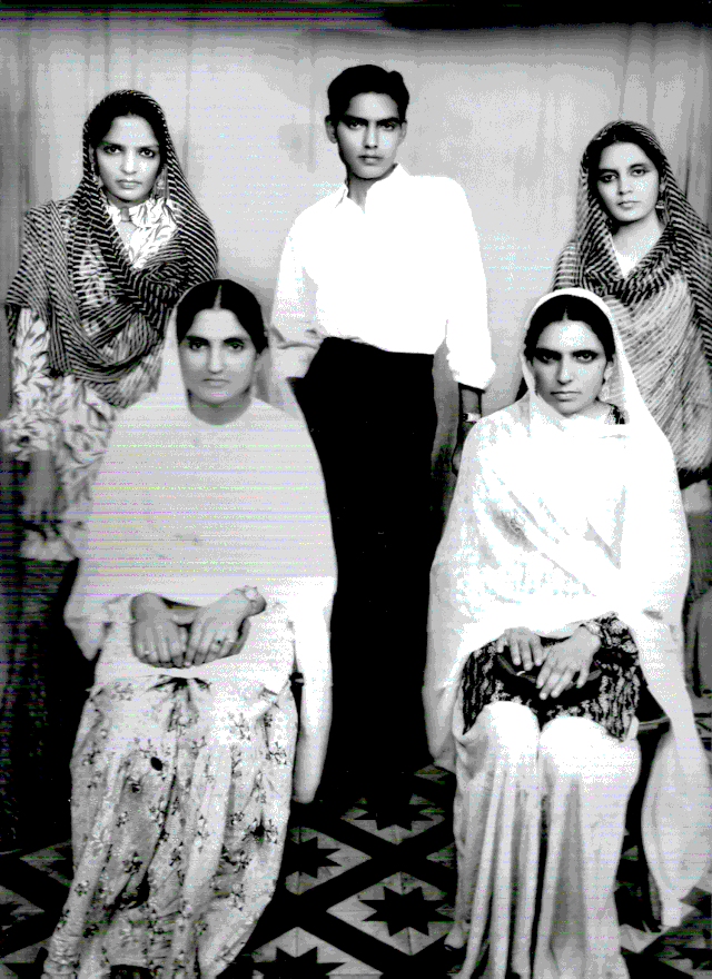 A family portrait from 1930s British-ruled India showcasing traditionally worn garments of the time.